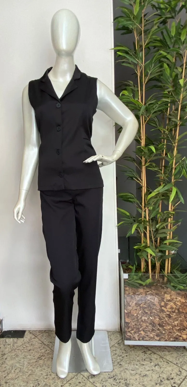 Blusa Sem Manga Preta e Calça — Artveste Uniformes