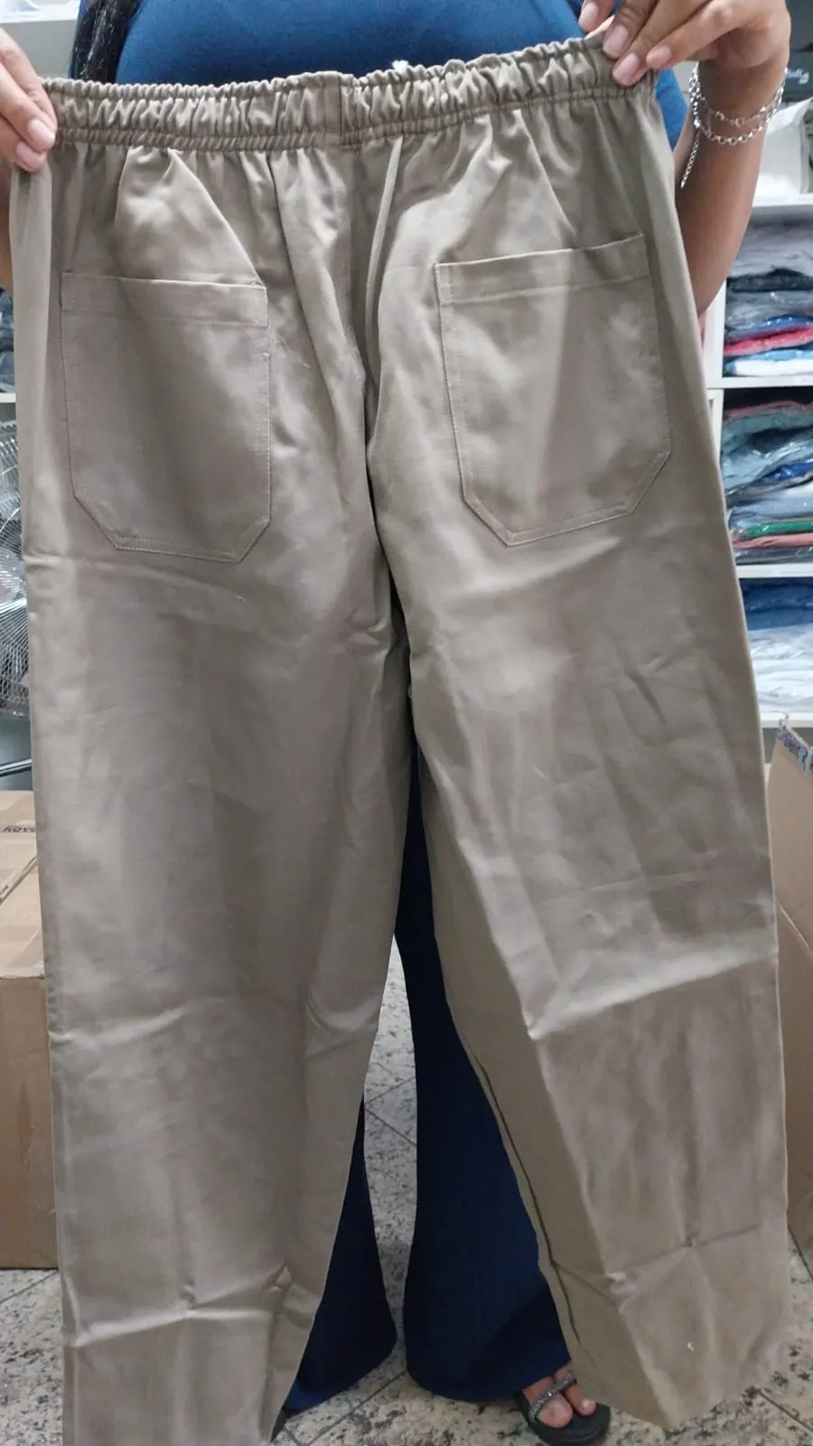 Calça Bege Detalhe Bolso — Artveste Uniformes