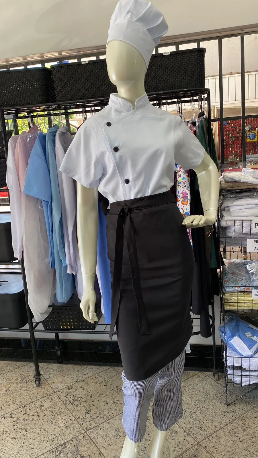 Dolma Chef Branca com Avental Preto e Calça Pied de Poule 2 — Artveste Uniformes